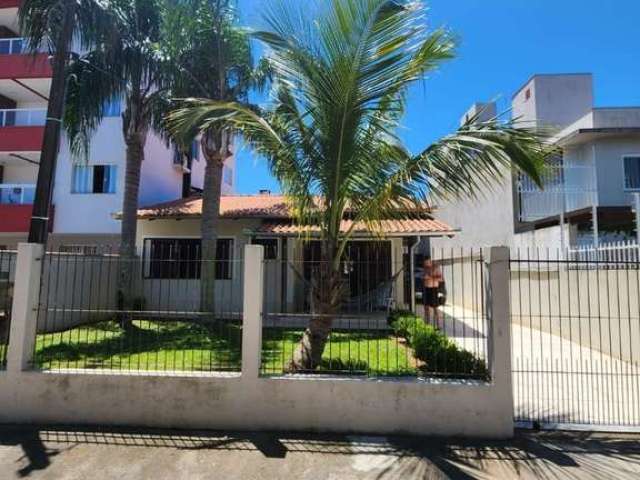 Excelente Casa 4 Quartos a 250m da praia Centro de Balneário Piçarras SC