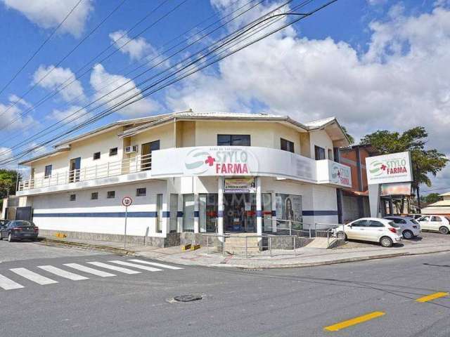 Prédio comercial de esquina, em região de corredor de passagem em Gaspar