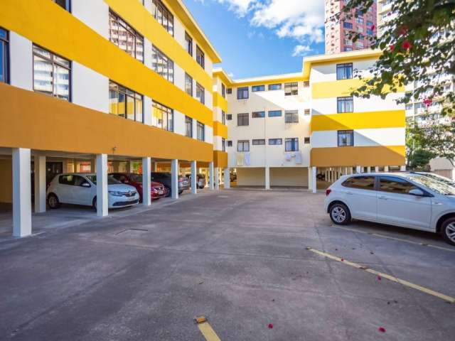 Apartamento todo reformado de 65 m², localizado no bairro Centro Cívico, pronto para você morar.