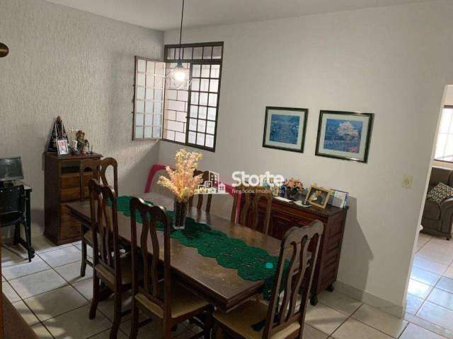 Casa com 3 dormitórios à venda, 216 m² por R$ 630.000,00 - Presidente Roosevelt - Uberlândia/MG