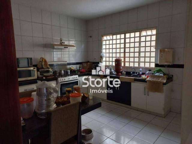 Casa com 5 dormitórios à venda, 233 m² por R$ 950.000,00 - Santa Mônica - Uberlândia/MG