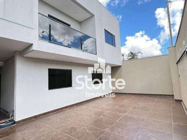 Casa estilo sobrado com 4/4 à venda, 255m² por R$ 950.000 - Santa Mônica (Segismundo Pereira) - Uberlândia/MG