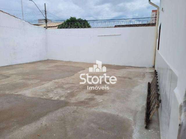 Casa com 3 dormitórios para alugar, 145 m² por R$ 3.300,00/mês - Santa Mônica - Uberlândia/MG