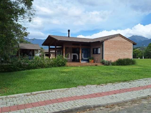 Linda casa em condominio fechado em santo amaro da imperatriz.