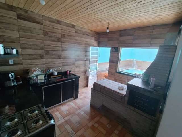 Oportunidade! Casa 140m² no Santa Inês. 3 dormitórios, piscina, churrasqueira e fogão a lenha.