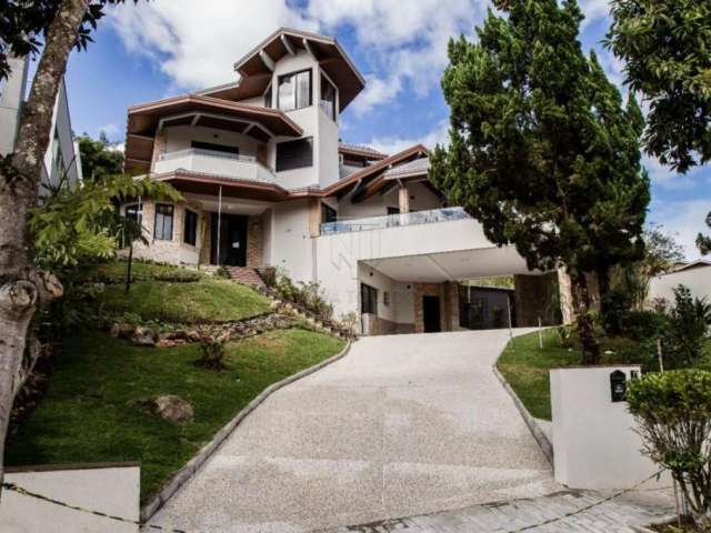 Linda casa em condomínio fechado com 5 dormitórios sendo 4 suítes, 700 metros de área construída, com uma bela piscina e churrasqueira.