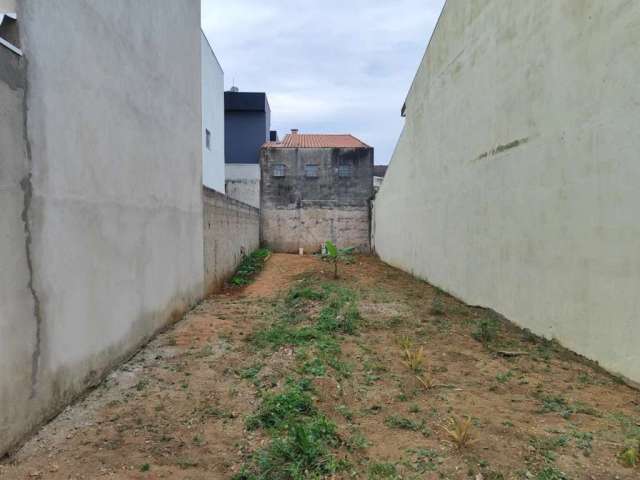 TERRENO À VENDA - 150m² - 100% PLANO NA PARTE ALTA DO BAIRRO - LOCALIZAÇÃO PRIVILEGIADA