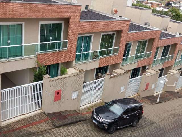 Casa em condomínio fechado no bairro Nova esperança