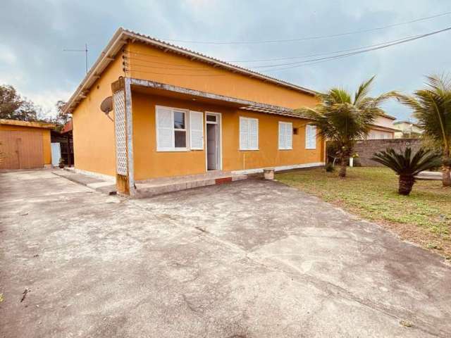 Casa com 3qts, piscina e amlo quintal na vila industrial em arraial do cabo/rj