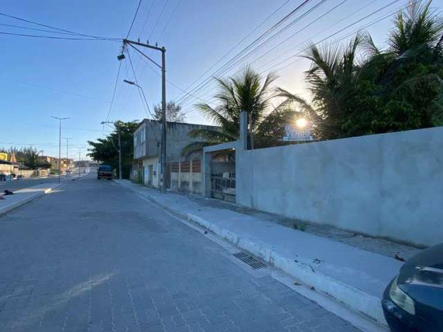 Im&#211;vel com terreno arborizado e pequena casa