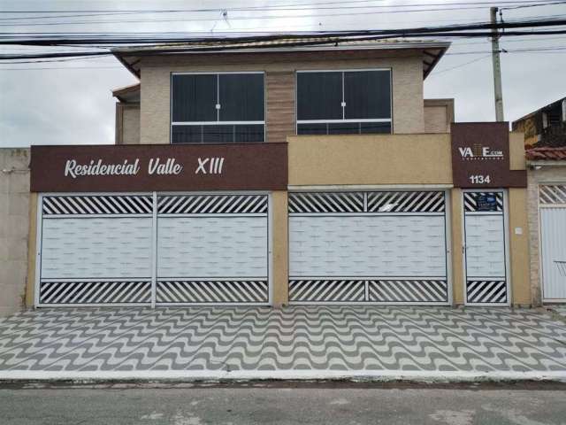 Excelente casa de condomínio térrea com 02 dormitórios, 01 vaga de garagem e amplo quintal reservado com lavanderia.