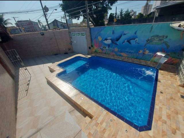 Excelente casa com 02 dormitórios e amplo espaço gourmet com piscina e churrasqueira na Vila Caiçara.