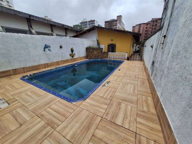 Excelente casa de 2 dormitórios, churrasqueira, piscina e 01 edícula na Vila Caiçara. Imóvel com pagamento facilitado na seguinte conformidade: R$ 250.000,00 de entrada, e parcelas de R$ 5.450,00 decr