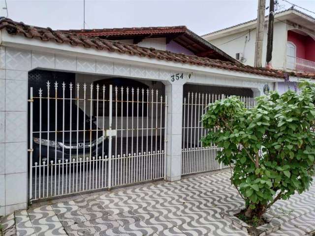 Excelente casa geminada com 02 dormitórios sendo 01 suíte, 03 vagas de garagem na Vila Caiçara.