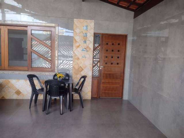 Excelente casa reformada de 02 dormitórios, 02 vagas de garagem. O imóvel está localizado no Vilamar na Vila Caiçara, bairro que vem recebendo e cada vez mais investimentos na infraestrutura, além de 