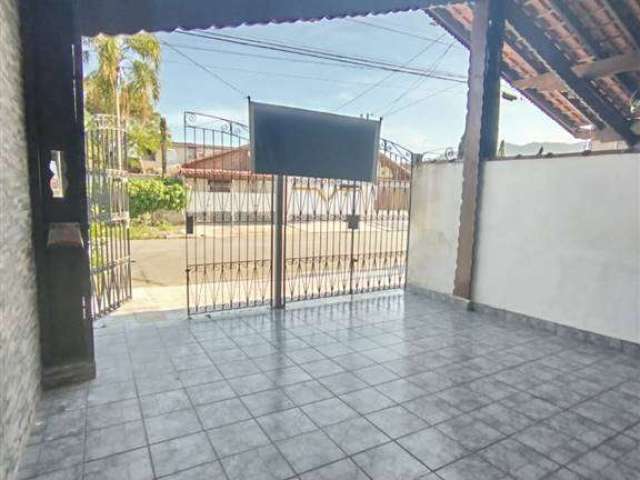 Excelente casa com 02 dormitórios, sendo 01 suíte, 02 vagas de garagem. O imóvel está localizado no Jardim Real, bairro que tem recebido muita valorização através de recentes investimentos em Praia Gr