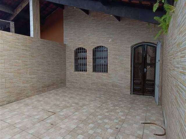 Excelente casa geminada com 03 dormitórios, sendo 01 suíte, 02 vagas de garagem, amplo espaço gourmet com churrasqueira. O imóvel está localizado no Vilamar na Vila Caiçara, bairro que vem recebendo e