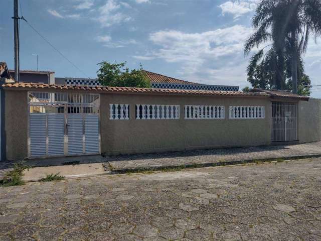 Excelente casa isolada com 03 dormitórios, sendo 01 suíte, edícula com 02 dormitórios, piscina, churrasqueira e 06 vagas de garagem no Balneário Maracanã.