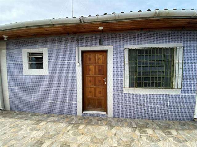 Excelente casa de condomínio para venda e locação à 250 metros da praia na Vila Balneária Jardim Real.