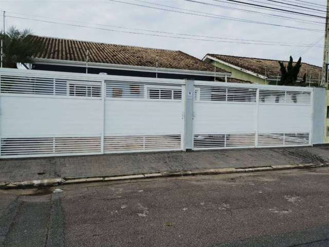 Excelente casa alto padrão com 03 suítes, piscina, churrasqueira e amplo sótão de fácil acesso no Balneário Florida.