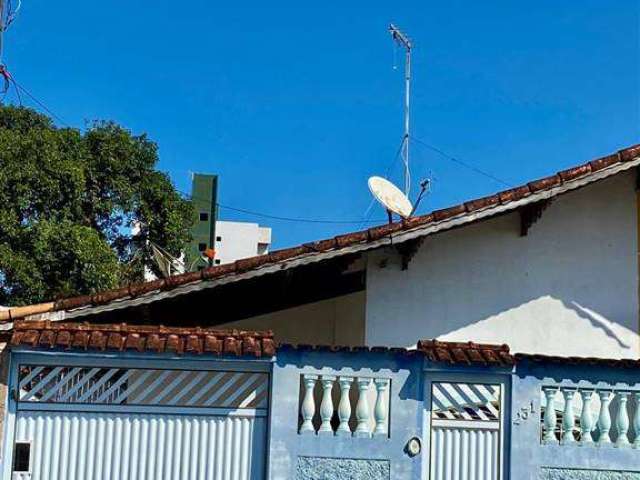 Excelente casa geminada com 02 dormtórios, sendo 01 suíte, 01 vaga de garagem. O imóvel está localizado no Vilamar na Vila Caiçara, bairro que vem recebendo e cada vez mais investimentos na infraestru