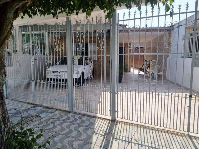 Excelente casa geminada com 03 dormitórios, 03 vagas de garagem. O imóvel está localizado na Vila Caiçara, bairro que vem recebendo e cada vez mais investimentos na infraestrutura, além de ter o terce