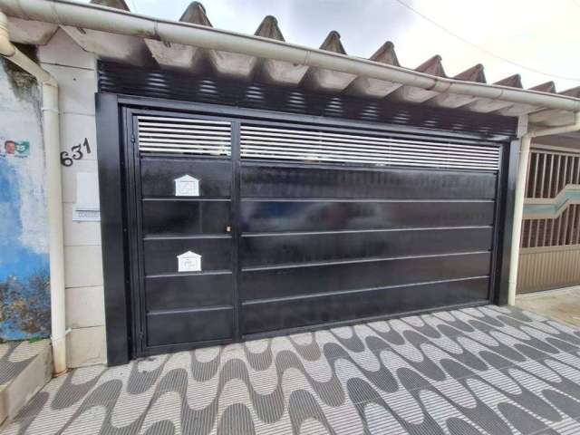 Excelente casa geminada com 01 dormitório, sala, cozinha, 02 vagas de garagem, 01 edícula sendo suíte e mais 02 cômodos na parte superior. O imóvel está localizado no Jardim Melvi, bairro que vem se v