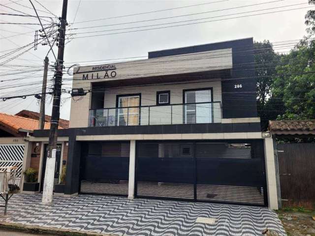 Excelente casa de condomínio sobreposta alta com 02 dormitórios mobiliada. O imóvel está localizado no Jardim Melvi, bairro que vem se valorizando através de recentes investimentos em Praia Grande. En