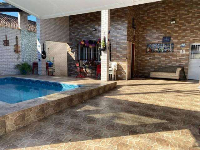 Excelente casa com 02 suítes, sendo 01 master com hidromassagem, piscina, churrasqueira e 04 vagas de garagem. O imóvel está localizado na Nova Mirim, bairro que concentra vários serviços de educação,