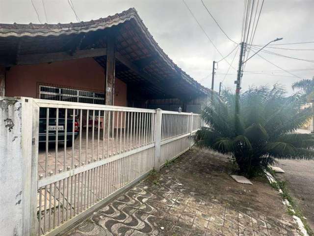 Excelente casa isolada com 03 dormitórios, sendo 01 suíte, 02 banheiros sociais, 04 vagas de garagem, 01 edícula assobradada.  O imóvel está localizado Solemar, bairro que vem se valorizando através d