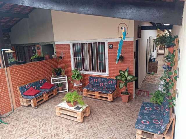 Excelente casa geminada com 02 dormitórios, sendo 01 suíte, 02 vagas de garagem, posui mais uma suíte com entrada independente e amplo quintal. O imóvel está localizado Solemar, bairro que vem se valo