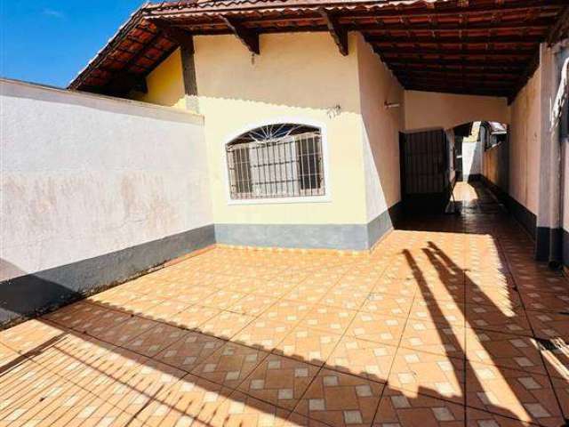 Excelente casa de 02 dormitórios, 02 vagas de garagem. O imóvel está localizado no Vilamar na Vila Caiçara, bairro que vem recebendo e cada vez mais investimentos na infraestrutura, além de ter o terc