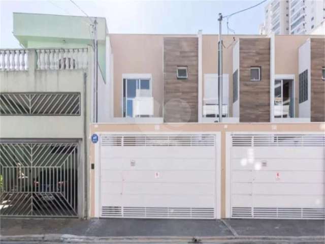 Casa nova! Na parte superior temos 3 confortáveis dormitórios, sendo 1 suíte com armários embutidos,