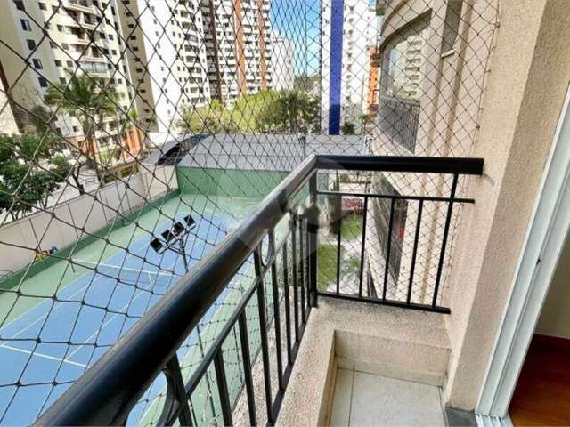 Apartamento Amplo Reformado com linda Vista e Varanda envidraçada. Condomínio com lazer de Clube!