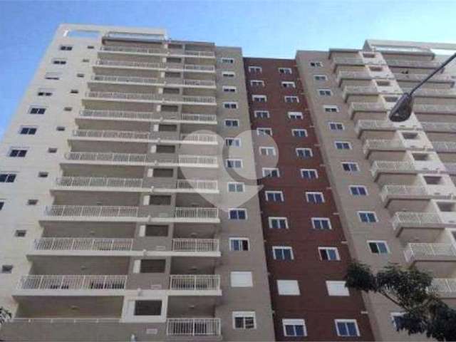 Apartamento no Campo Limpo. Excelente apartamento, 76m² de área útil, amplo living, 3 quartos