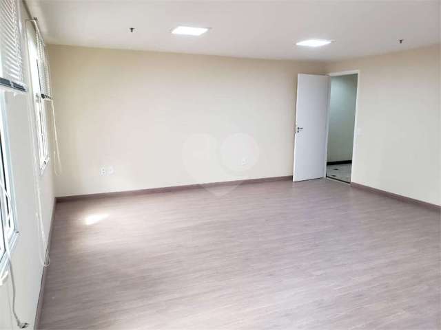 Sala comercial com 30m² 01 vaga no brooklin - locação