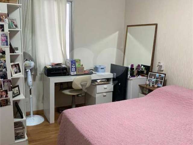 Apartamento na região da Vila Mascote com 2 dormitórios, 1 banheiro social, 1 banheiro de serviço,