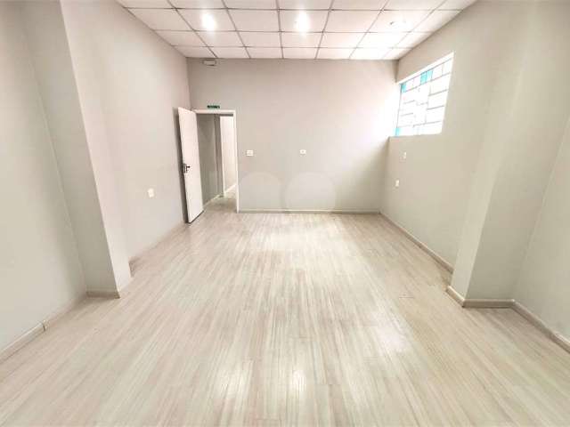 Casa comercial disponível para locação na Vila Romana.