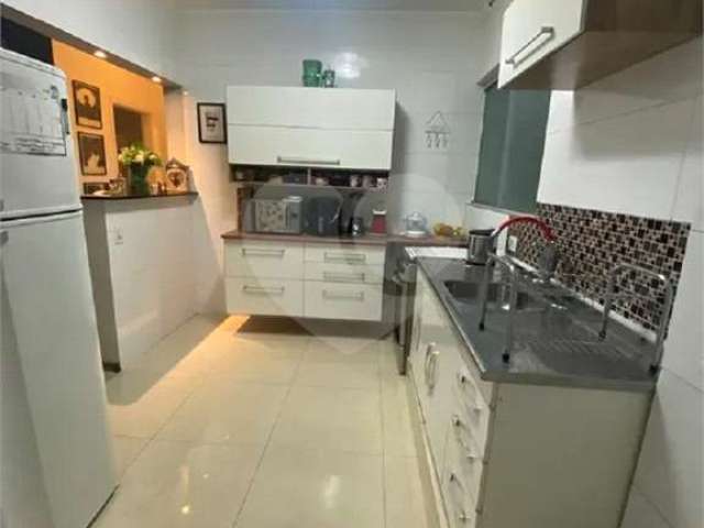 Apartamento à venda no bairro Lapa de Baixo.