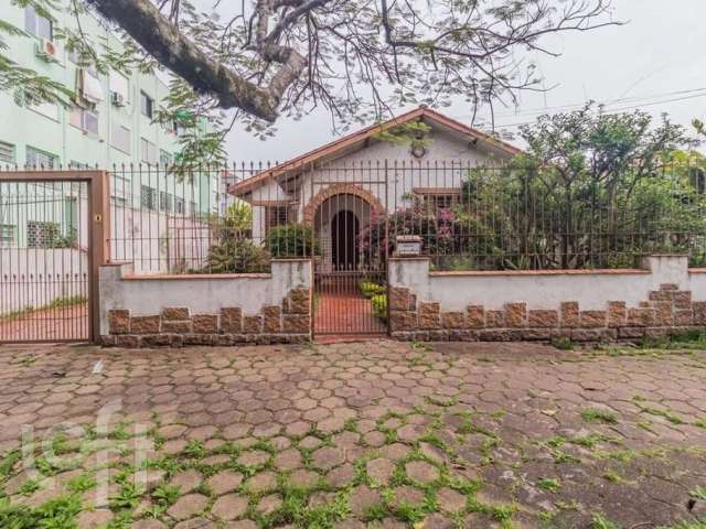 Casa com 2 quartos à venda na Avenida França, 1047, Navegantes, Porto Alegre, 216 m2 por R$ 675.000