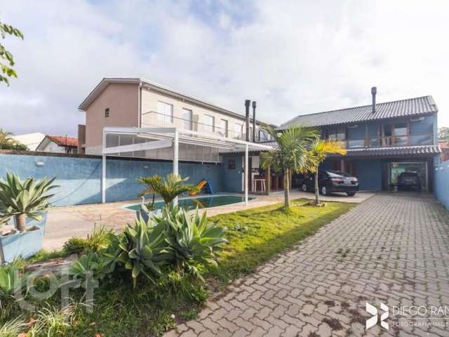 Casa com 4 quartos à venda na Rua Jerolomo Minuzo, 317, Vila Nova, Porto Alegre, 304 m2 por R$ 900.000