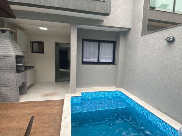 Sobrado com piscina individual em Condomínio