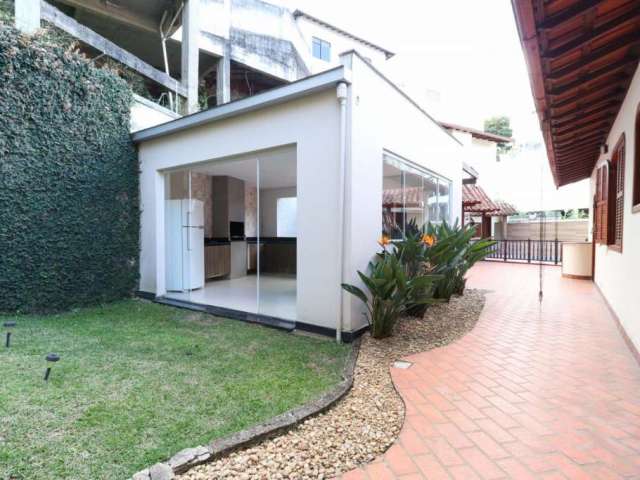 Casa com 3 quartos à venda na Rua Albertino Gonçalves Vieira, Teixeiras, Juiz de Fora, 254 m2 por R$ 1.200.000