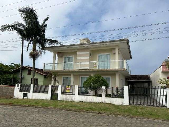 Lindo Sobrado com 3 suítes em Barra velha.