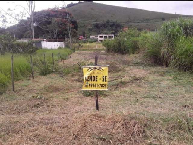 Lote com topografia plana, com 300 metros quadrados em Chapéu D'uvas