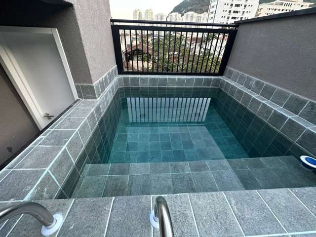 Sobrado tríplex em village com piscina.