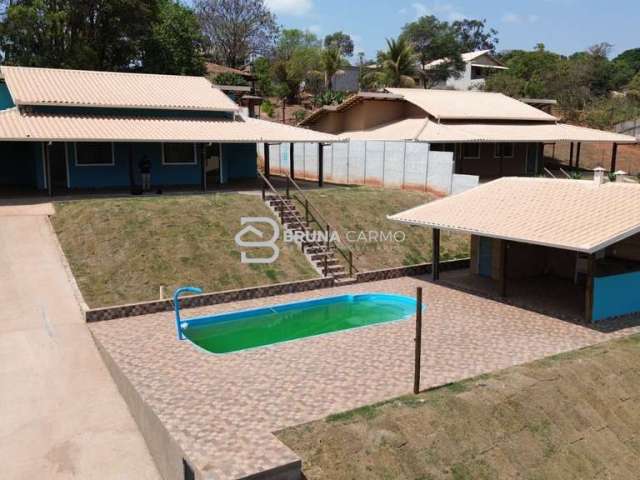 Chácara de 1000m² com piscina e churrasqueira na área de lazer no Parque do Lago