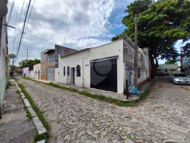 Casa de vila de esquina próximo ao colégio Militar com garagem