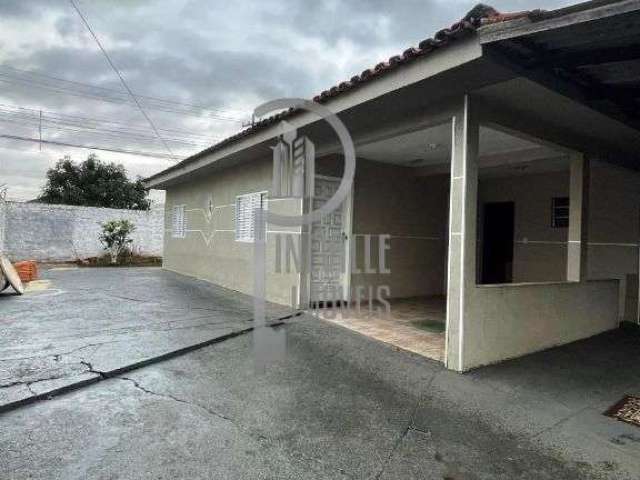 Casa térrea, com terreno de esquina, em processo deaverbação.