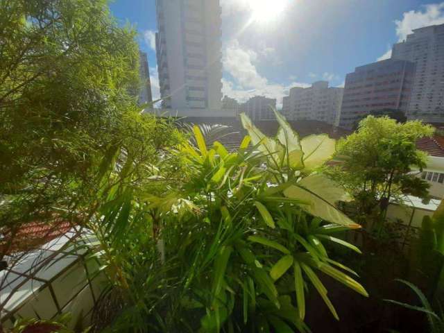 À 4 quadras da praia do boqueirão!!! sacada na sala, 2 dormitórios amplos sendo 1 com sacada, elevador, portaria, na cidade de santos!!!